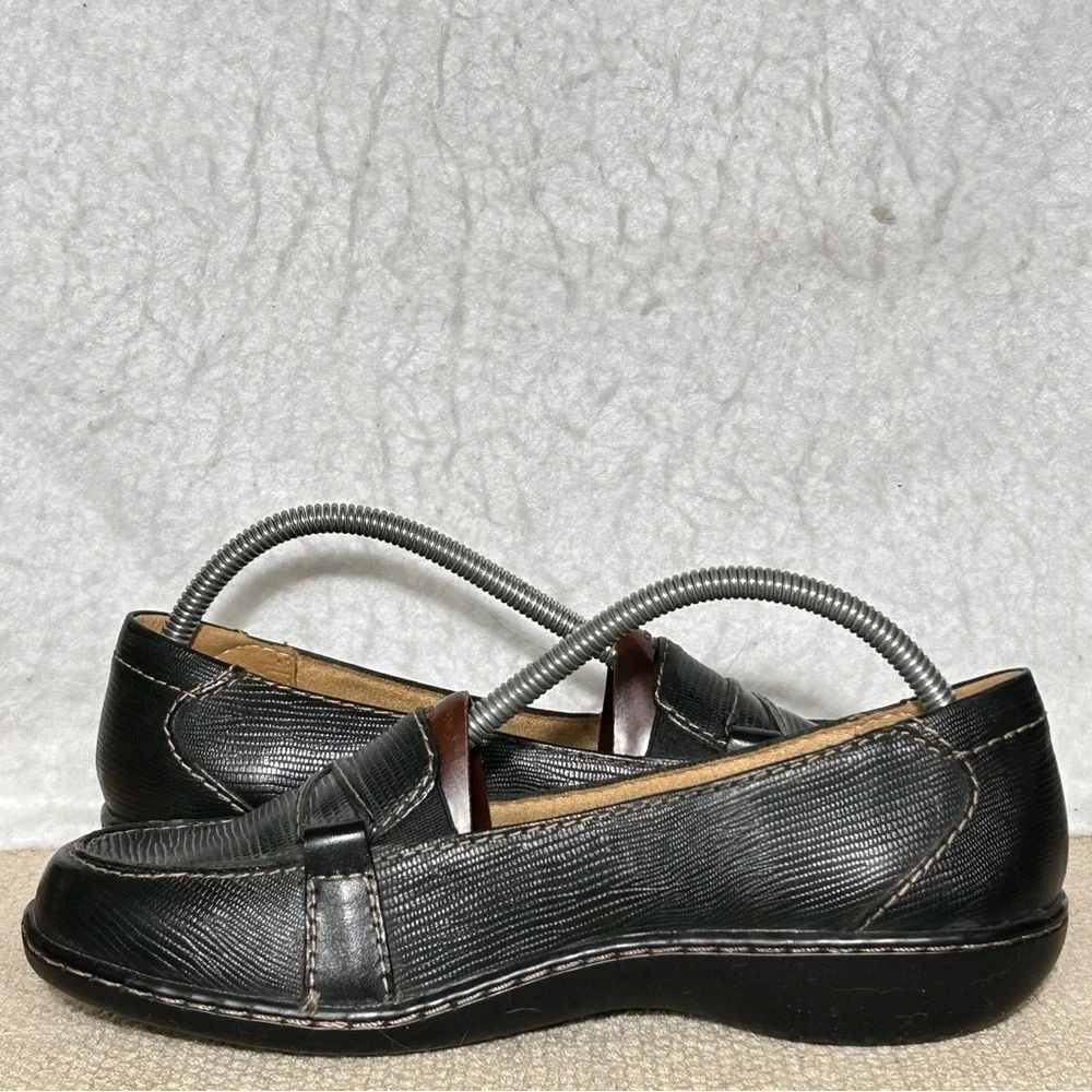 Clarks Womens Black Cora Daisy Leather Slip On Casual Loafers Shoes SZ 8M NWOT